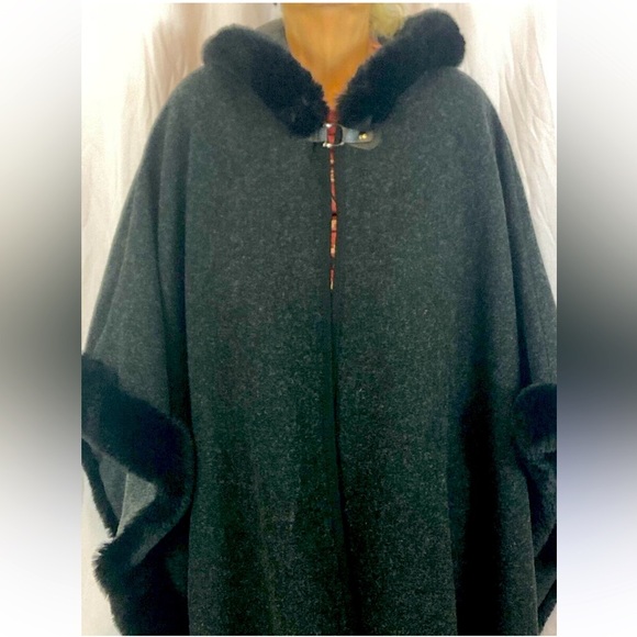 BNWOT TORRID DARK GRAY/BLACK CAPE JACKET WITH FUR TRIMMED HOOD - Picture 3 of 8